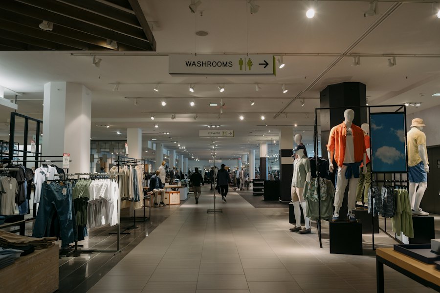 Kledingwinkel met etalagepoppen en goede verlichting