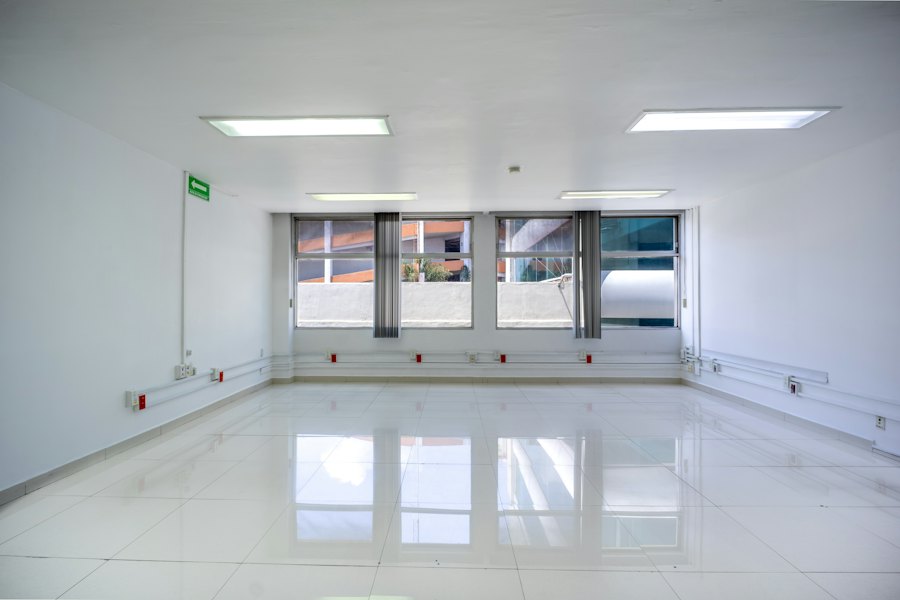 Lege ruimte met vierkante LED-panelen in het plafond
