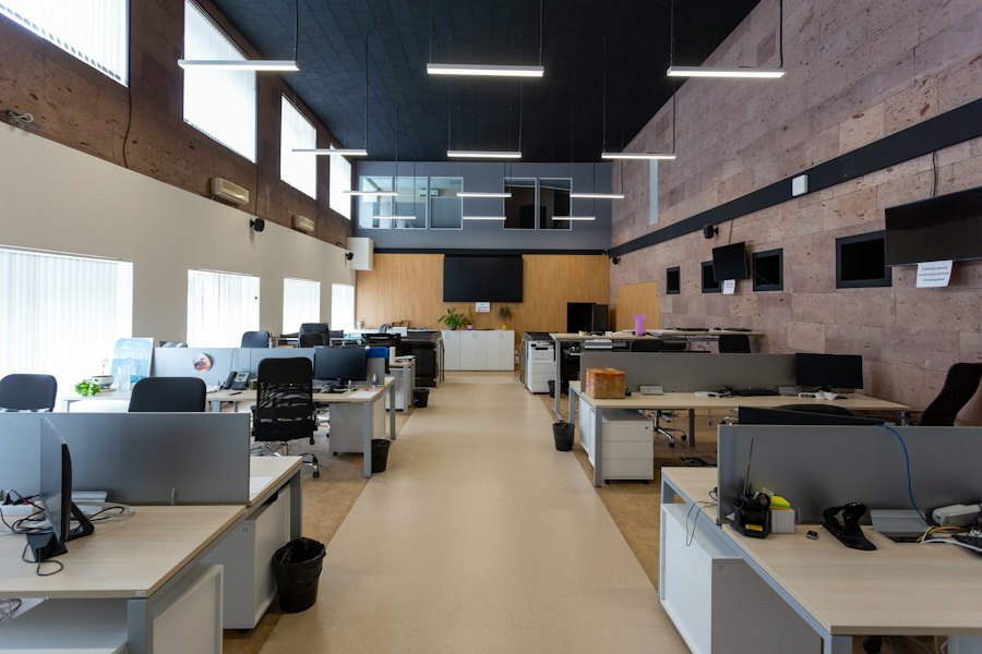 Kantoor met bureaus en heldere plafondverlichting