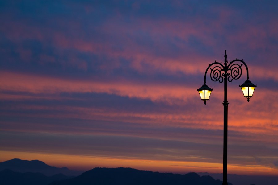 Klassieke lantaarnpaal bij zonsondergang
