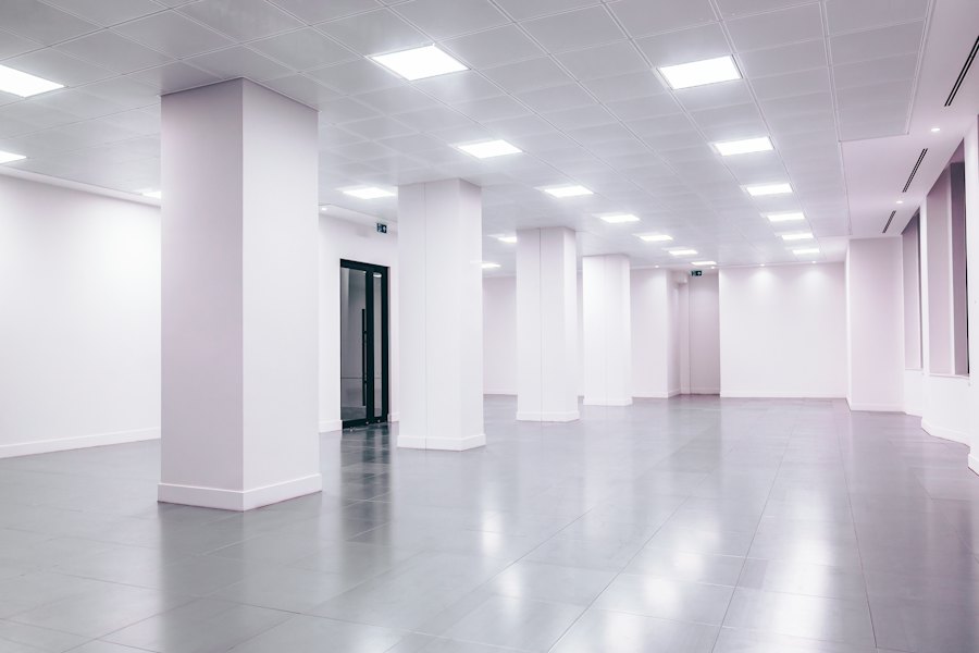 Ruimte met vierkante LED-panelen in het systeemplafond