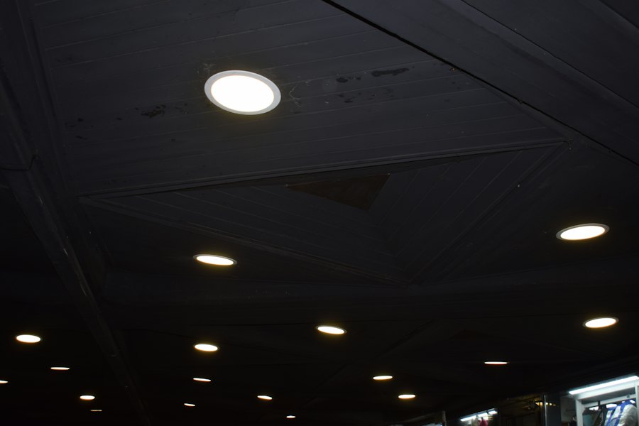Ronde inbouw-downlights in een donker plafond