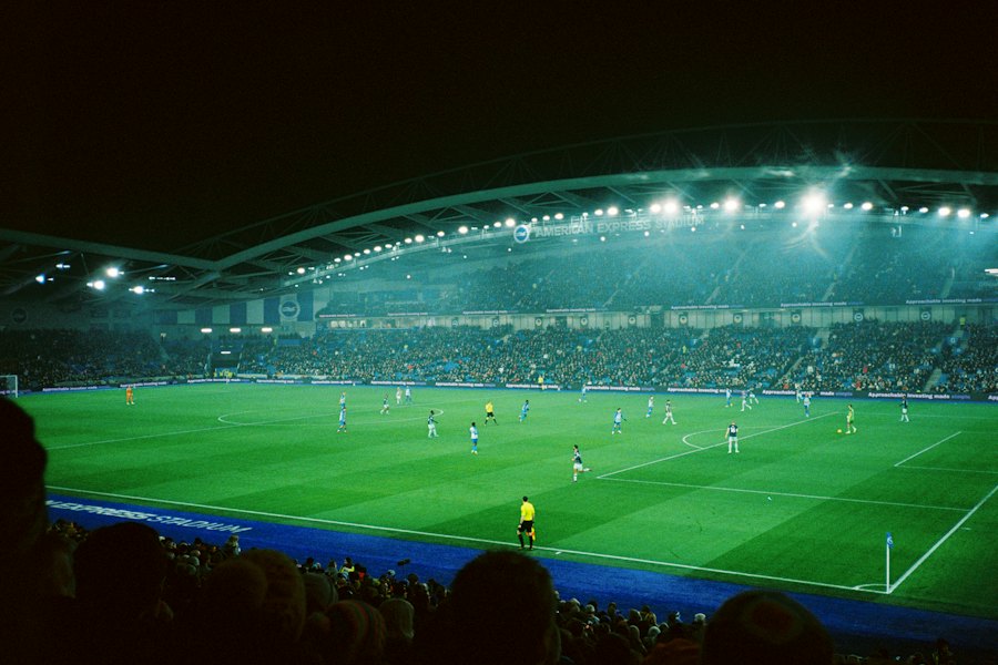 Voetbalstadion bij avond met krachtige verlichting