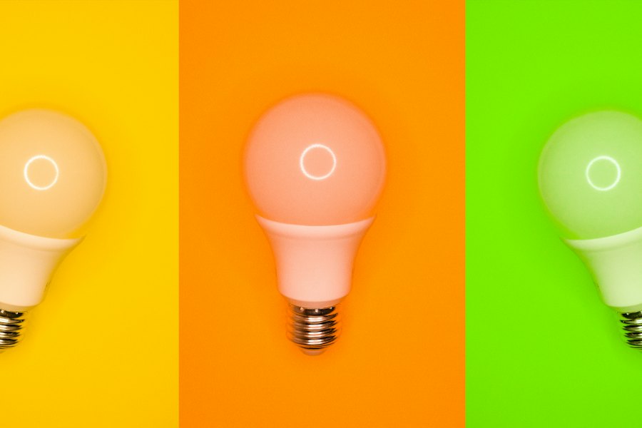 Drie LED-lampen tegen een gekleurde achtergrond