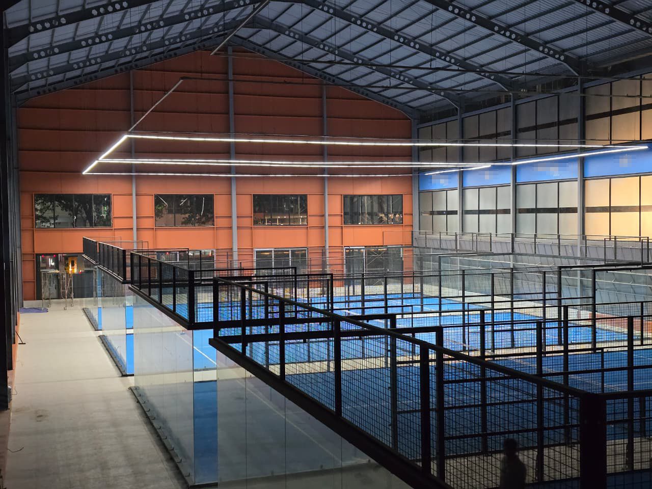Padelbanen verlicht met lineaire LED-lijnverlichting (2)