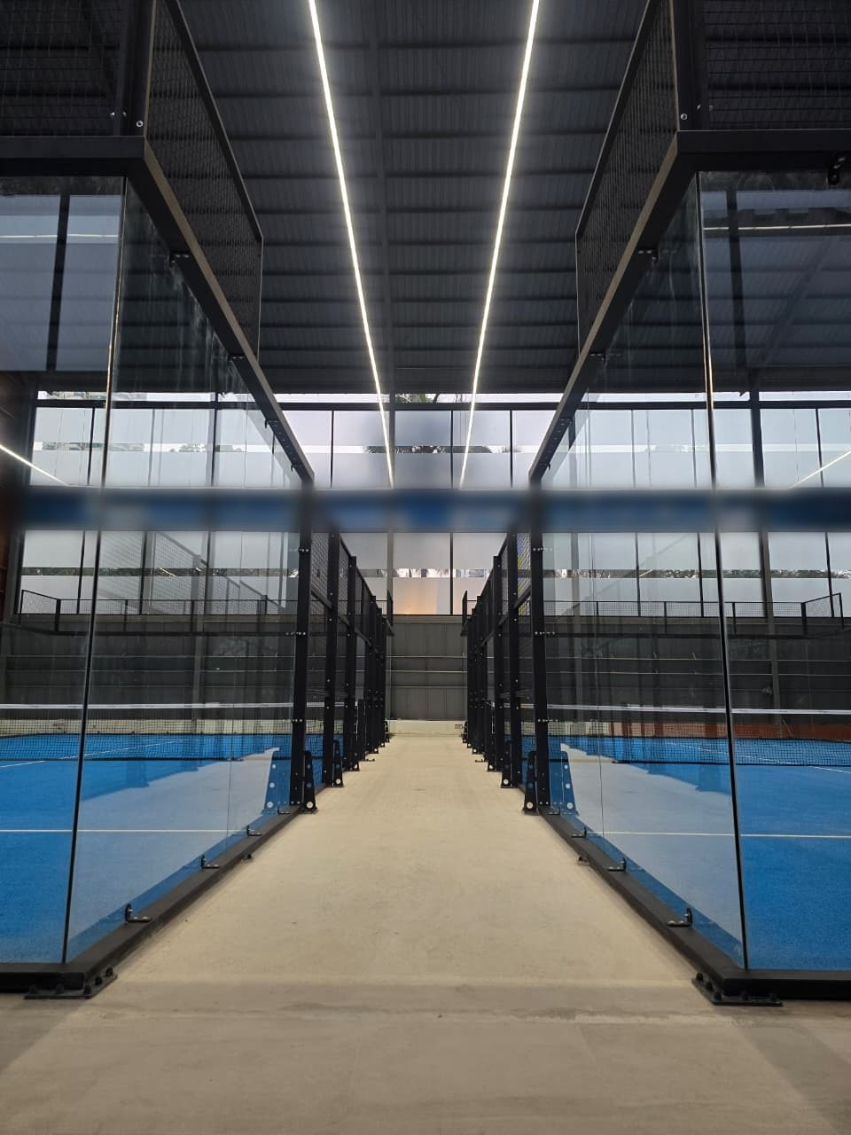 Padelbanen verlicht met lineaire LED-lijnverlichting (3)