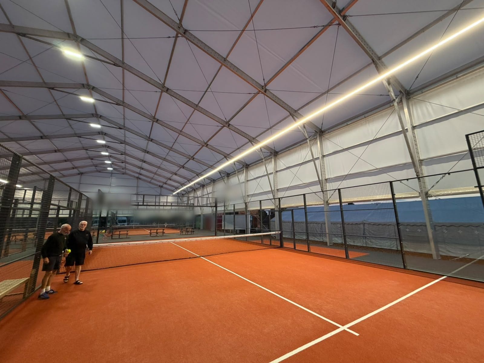 Padelbanen verlicht met lineaire LED-lijnverlichting (5)